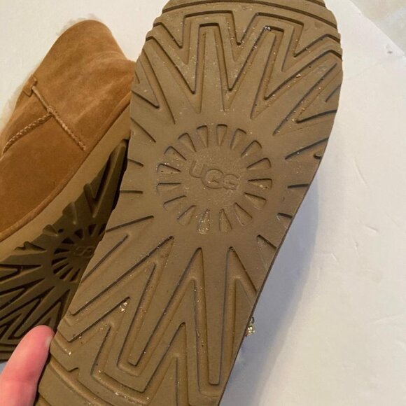 UGG MINI BAILEY BUTTON GEM CHESTNUT, Size 10 - Picture 8 of 10
